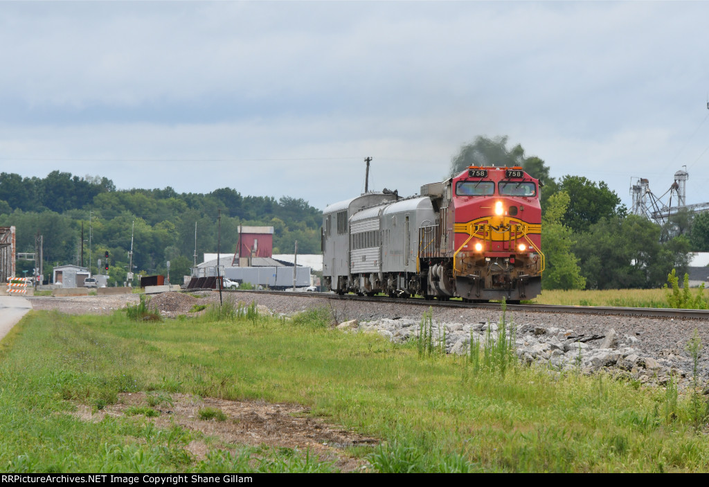 BNSF 758 Leads the Geo train down the Hannibal Sub.